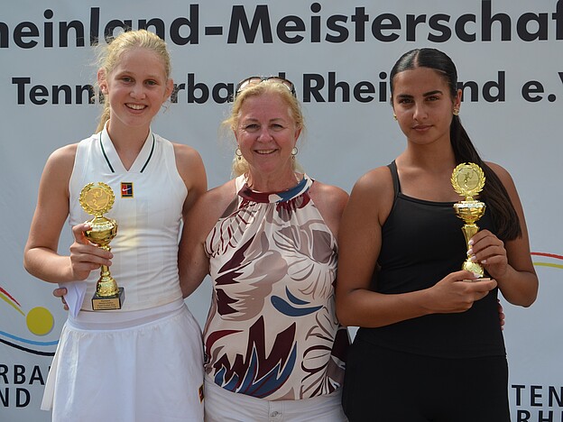 Siegerehrung Mädchen U 18 mit Sandra Beyl Siegerehrung Mädchen U 18 mit Sandra Beyl