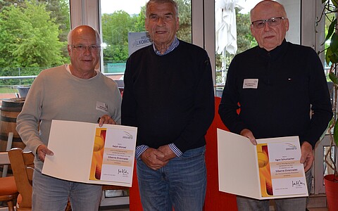 Ralph Münzel (l., TV Kleeblatt im TuS Mayen) und Egon Schumacher (r., TC Miehlen) erhielten durch den TVR-Präsidenten Ulrich Klaus (M.) die Silberne Ehrennadel.
