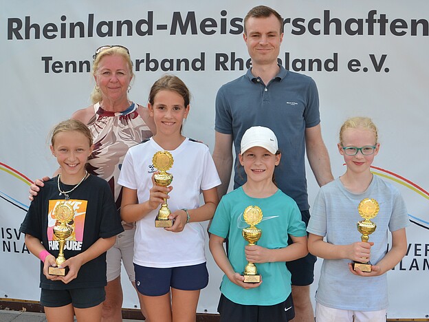 Siegerehrung Mädchen U 10 mit Sandra Beyl und Justus Baumgart Siegerehrung Mädchen U 10 mit Sandra Beyl und Justus Baumgart