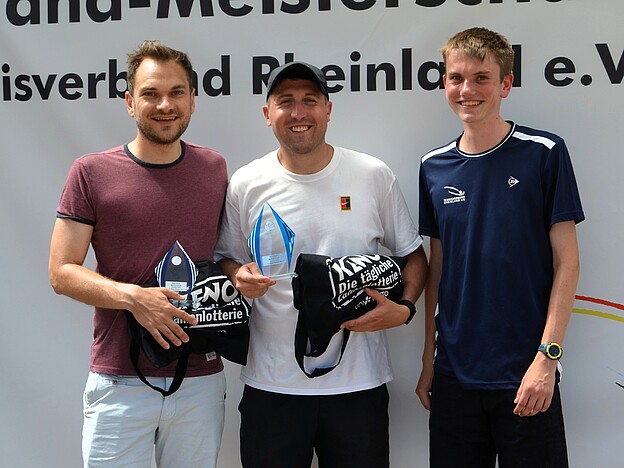 Siegerehrung Herren 30 v.l.: Tobias Dommermuth (2.), Jonas Zabel (1.) und Torben Wernecke. Siegerehrung Herren 30 v.l.: Tobias Dommermuth (2.), Jonas Zabel (1.) und Torben Wernecke.