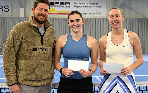 Siegerehrung Damen: v.l. Christian Klapthor (TVR-Sportwart), Mia Keuler, Lena Lauderbach