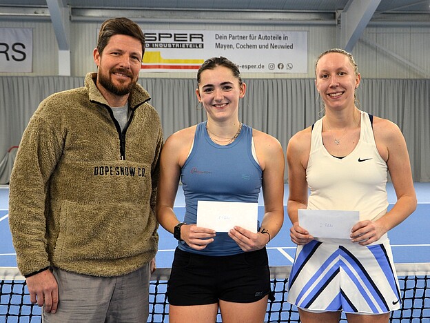 Siegerehrung Damen: v.l. Christian Klapthor (TVR-Sportwart), Mia Keuler, Lena Lauderbach Siegerehrung Damen: v.l. Christian Klapthor (TVR-Sportwart), Mia Keuler, Lena Lauderbach