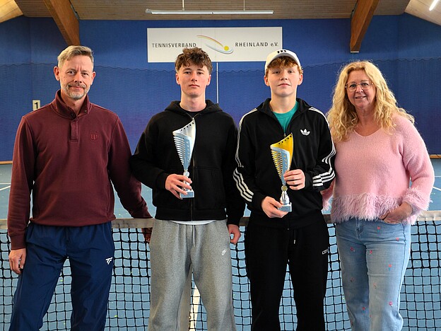 Siegerehrung Jungen U 18 (v.l.n.r.): Thomas Schekorr, Till Fischer, Clemens Müller und Sandra Beyl