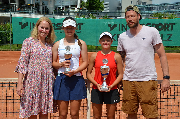 Siegerehrung Damen, v.li: TVR-Vize-Präsidentin Dr. Kristina Weber, A. Waschulewski, E. Eigelsbach (1.), TVR-Sportwart Christian Klapthor 