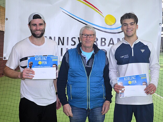 Siegerehrung Herren:v.l.: Yannic Köhne, Horst Kelling (Turnierleiter), Tristan Reiff