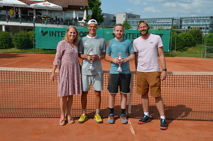 Siegerehrung Herren, v.li: TVR-Vize-Präsidentin Dr. Kristina Weber, T. Reiff (1.), R. Weiler (2.), TVR-Sportwart Christian Klapthor 