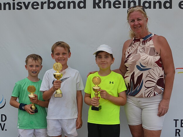 Siegerehrung Jungen U 9 mit Sandra Beyl Siegerehrung Jungen U 9 mit Sandra Beyl
