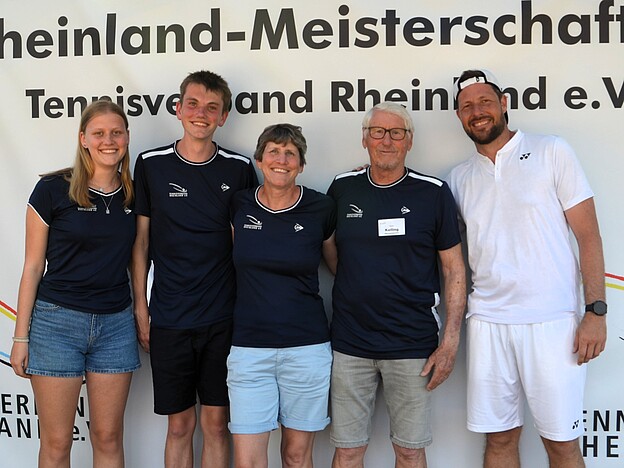 Turnierleitung v.l.: Liv Wernecke, Torben Wernecke, TVR-Geschäftfsführerin Simone Wernecke, Oberschiedsrichter Horst Kelling und Christian Klapthor. Turnierleitung v.l.: Liv Wernecke, Torben Wernecke, TVR-Geschäftfsführerin Simone Wernecke, Oberschiedsrichter Horst Kelling und Christian Klapthor.