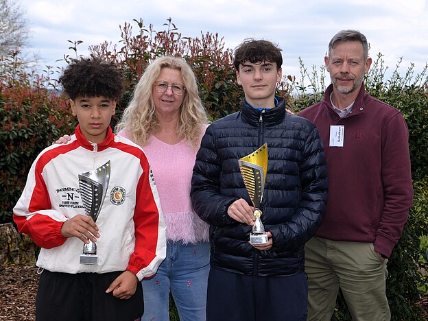 Siegerehrung Jungen U 16 (v.l.n.r.): Noah Burkard, Sandra Beyl, Raphael Menniken und Thomas Schekorr