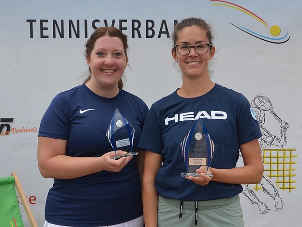 Siegerehrung Damen B: Franziska Kuntz (2.) und Jula Ernst (1.)