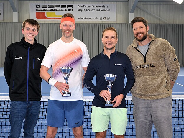 Siegerehrung Herren 40: v.l. Torben Wernecke (Turnierleitung), Daniel Jankowski, Philipp Gödtel, Christian Klapthor (TVR-Sportwart) Siegerehrung Herren 40: v.l. Torben Wernecke (Turnierleitung), Daniel Jankowski, Philipp Gödtel, Christian Klapthor (TVR-Sportwart)