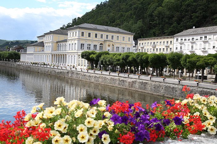 Blick über die Lahn zum Kurhaus Bad Ems 