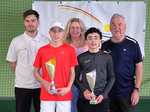 Siegerehrung Jungen U 14 (v.l.n.r.): Johannes Schneider (Turnierleitung), Philipp Püchner, Sandra Beyl, Leo Christoffel und Hans-Willi Koch (Oberschiedsrichter)