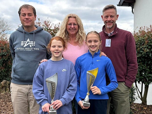 Siegerehrung Mädchen U 14 (v.l.n.r.): Mirco Schilf (Turnierleitung), Sophia Oster, TVR-Jugendwartin Sandra Beyl, Marie Wagenleitner und Thomas Schekorr (Oberschiedsrichter)