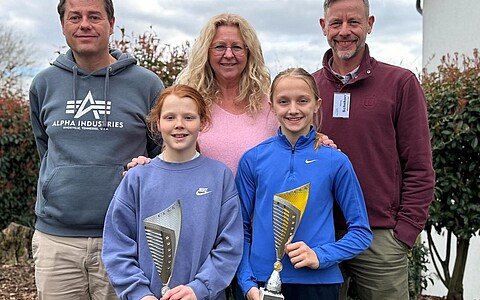 Siegerehrung Mädchen U 14 (v.l.n.r.): Mirco Schilf (Turnierleitung), Sophia Oster, TVR-Jugendwartin Sandra Beyl, Marie Wagenleitner und Thomas Schekorr (Oberschiedsrichter)