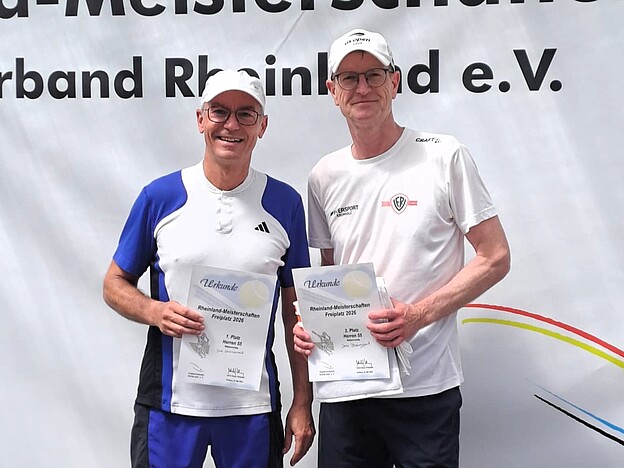 Siegerehrung Herren 55 Nebenrunde: Dirk Grünewald (1.) und Jens Baumgart (2.). Siegerehrung Herren 55 Nebenrunde: Dirk Grünewald (1.) und Jens Baumgart (2.).
