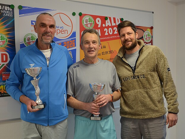 Siegerehrung Herren 60: v.l. Thomas Fusenig, Stefan Otten, Christian Klapthor (TVR-Sportwart) Siegerehrung Herren 60: v.l. Thomas Fusenig, Stefan Otten, Christian Klapthor (TVR-Sportwart)