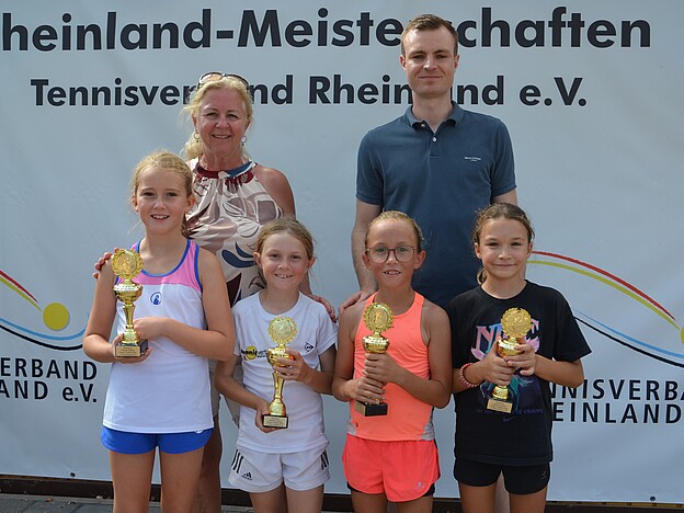 Siegerehrung Mädchen U 9 mit Jugendwartin Sandra Beyl und Oberschiedsrichter Justus Baumgart Siegerehrung Mädchen U 9 mit Jugendwartin Sandra Beyl und Oberschiedsrichter Justus Baumgart