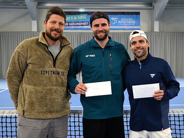 Siegerehrung Herren: v.l. Christian Klapthor (TVR-Sportwart), Yannic Köhne, Dennis Gilberg Siegerehrung Herren: v.l. Christian Klapthor (TVR-Sportwart), Yannic Köhne, Dennis Gilberg