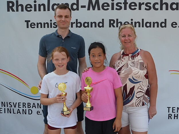 Siegerehrung Mädchen U 12 mit Sandra Beyl und Justus Baumgart Siegerehrung Mädchen U 12 mit Sandra Beyl und Justus Baumgart